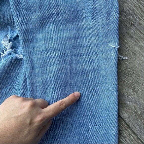 American Eagle Ripped High Rise Light Wash Mom  Jean - Picture 15 of 16